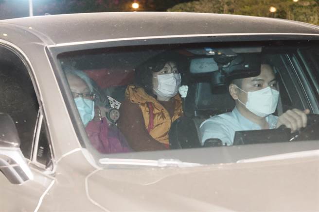 不少旅客由亲属开车接送离开检疫所。（郭吉铨摄）