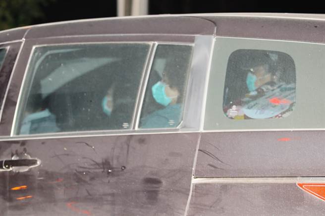 不少旅客由亲属开车接送离开检疫所。（郭吉铨摄）