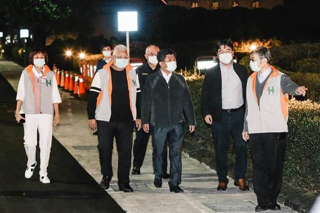 卫福部长陈时中（中）6日也抵达检疫所关心。（郭吉铨摄）