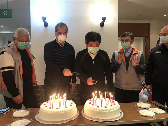 钻石公主号19名旅客检疫出关，卫福部长陈时中替2名将生日的旅客切蛋糕庆生。（读者提供／张立勋台北传真）