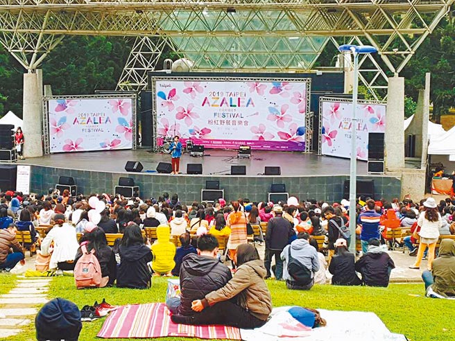 北市訂定活動辦理規範，戶外活動可照辦，但取消人多擁擠群聚活動及不設飲食攤位，且活動場域保持空氣流通。圖為去年杜鵑花季活動情形。（台北市觀傳局提供／張立勳台北傳真）