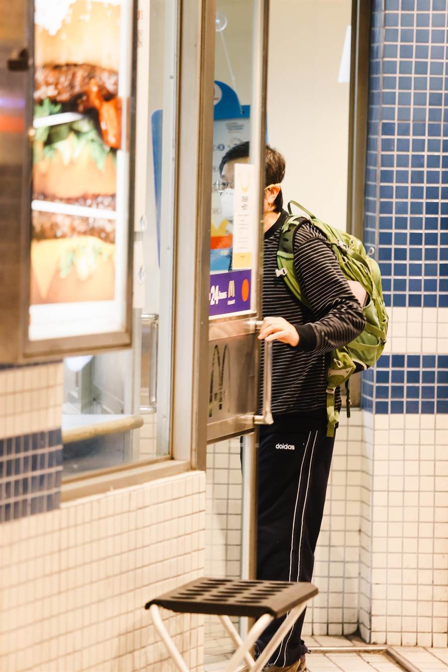 一名遭隔離旅客步出檢疫所，不接受任何採訪，直接前往附近速食店用餐。（郭吉銓攝）