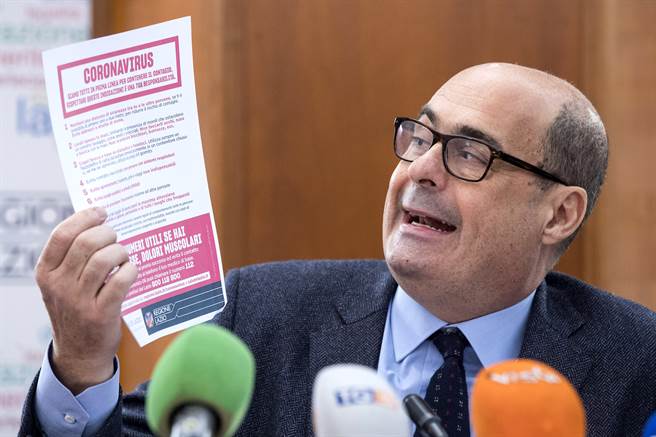 图为义大利联合执政的民主党党魁津加雷蒂手上拿着一份新冠病毒的报告。他已在日前自行在脸书上宣布已确诊新冠病毒，近期与他接触过的人正在接受检测。（图／美联社）