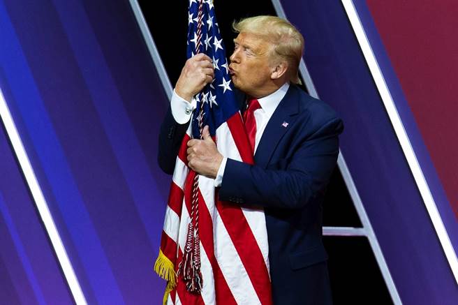 华府「保守政治行动会议」7日证实，1名参与今年年会的与会者新冠肺炎检测呈现阳性，会议期间美国总统川普、第一千金伊凡卡等都有出席。图为川普2月底为会议致词的资料照。（资料照／美联社）