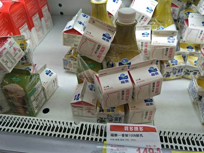 其中福乐牛奶的即期品，被店员绑上一瓶又一瓶，最后演变成「买一送七」的爆笑画面，让网友暴动直呼「是我一定全扫光」 图／翻摄自我爱全联-好物老实説)