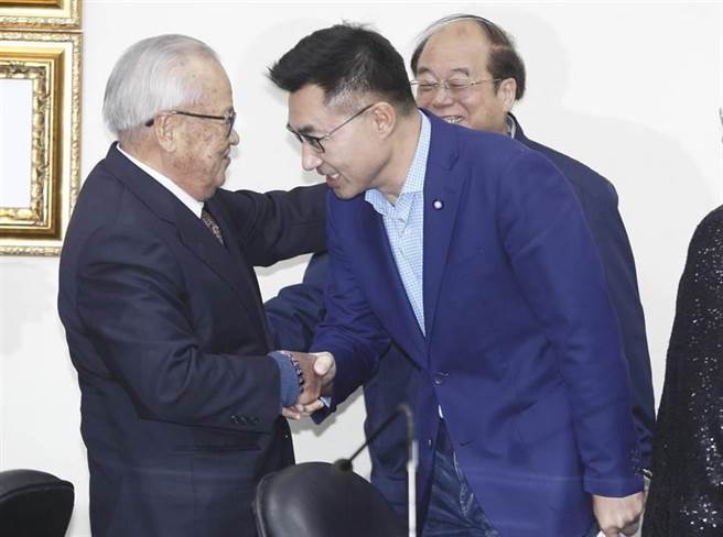 新任党主席江启臣（中）在全国22个县市以及海外党员通讯投票部分，全部领先对手郝龙斌。新任党主席江启臣（中）与选监委员会召集人许水德（左）握手致意。（张铠乙摄）