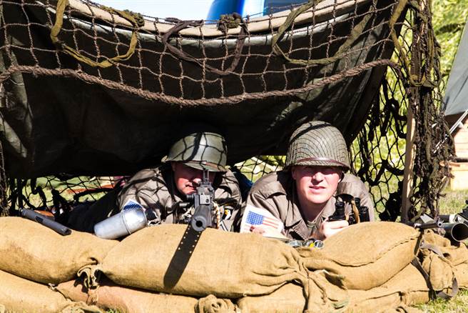 戰場上靠沙袋就能擋子彈？原因意想不到（圖／達志影像）