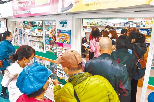 口罩实名制上路，药局门口常见大排长龙的人潮。（资料照/邓博仁摄）