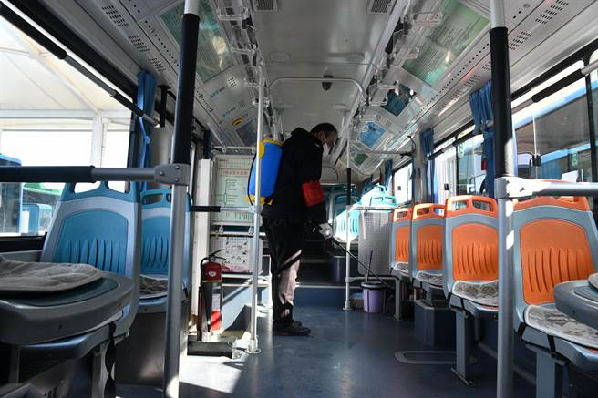 大陸工作人員在公車上消毒。（非本新聞事件車輛，示意圖／中新社資料照片）
