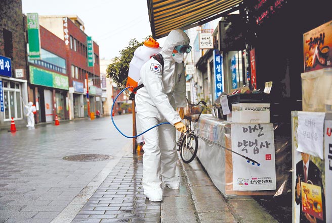 世界卫生组织表示，不要指望疫情会像流感一样，到夏天就会自动消失。图为韩国大邱新冠肺炎确诊病例增多，士兵喷洒消毒剂。（路透）