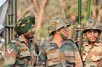 為何印度士兵寧花30分裹頭巾也不戴頭盔？