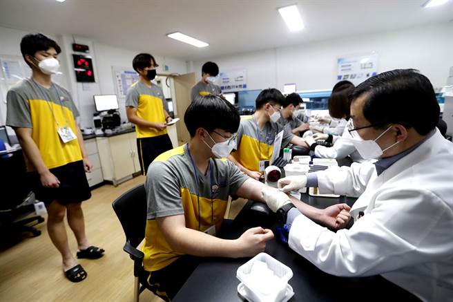 韩国近日传出，6名新冠病毒感染者在确诊前曾捐过血，儘管当局已紧急回收他们的血液，不过仍有9人被输血。（资料照／美联社）