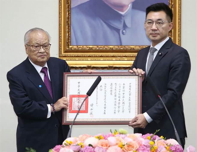 江啟臣（右）從中央選舉委員會召集人許水德（左）手中接下當選證書。（王英豪攝）