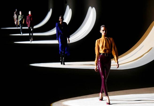 今年的聖羅蘭（Saint Laurent）時裝大秀。（資料照／路透社）