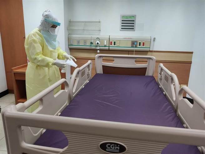 医师提醒，进负压隔离病房时，千万别站在病床头侧的出风口处，因为这里最多病毒。新冠肺炎疫情延烧，图为林口长庚医院去年举办新兴传染病应变联合演练。（资料照/赖佑维摄）