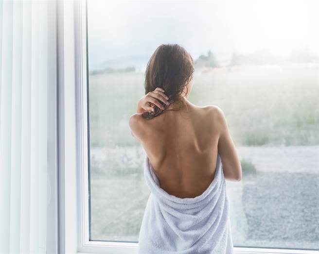 网友不小被哥哥好友看光裸体 没想到半夜竟还接到变态讯息(示意图／达志影像)