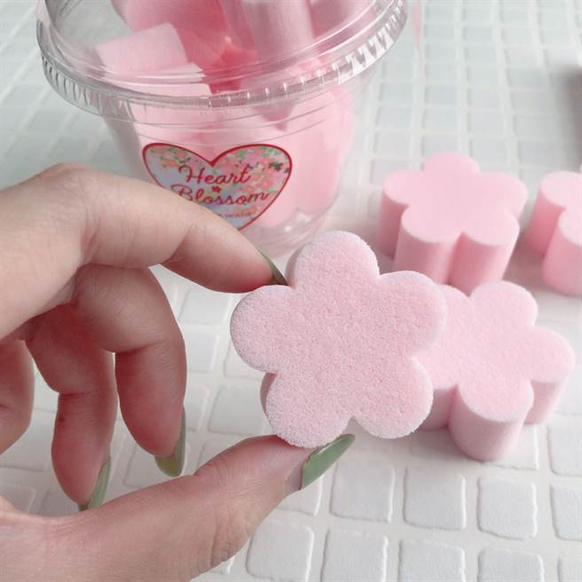 超可爱的微热樱花宝贝蛋，雾面能吸收适当底妆用量，完美遮瑕每吋肌肤，光滑面能轻拍出轻薄透亮的服贴妆感，NT.300元。（图／邱映慈摄影）
