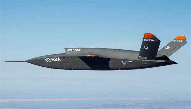 XQ-58A「女武神」无人战机2019年3月5日在亚利桑那州犹马测试场（Yuma Proving Grounds）完成首飞的画面。（美国空军研究实验室）
