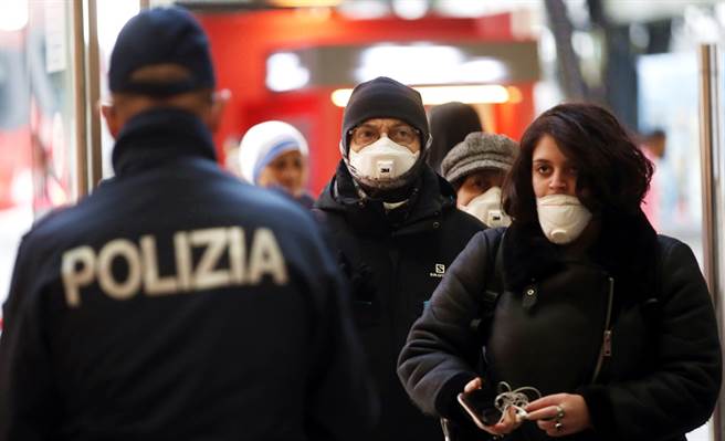 因應新冠肺炎疫情擴大，義大利全國封鎖，官員更描述，醫院出現「海嘯般」病患湧入。（圖／美聯社）