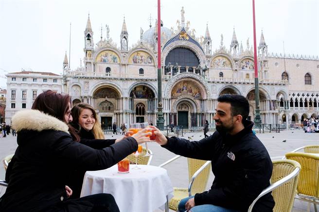 因應新冠肺炎疫情擴大，義大利全國封鎖，義大利人抱怨最火大不能為死於新冠肺炎的親友舉行葬禮。（資料照／路透社）