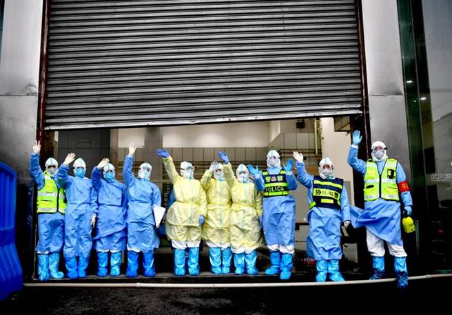 武漢最後兩家方艙醫院於10日下午休艙，全市14所方艙醫院進行全面消毒與監測，持續因應疫情發展進行待命。（圖／中央社）