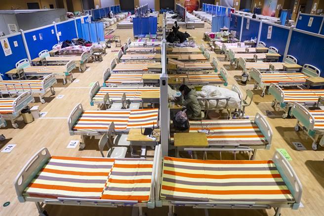 圖為3月9日晚拍攝的武漢市洪山體育館武昌方艙醫院內部， 這是這家方艙醫院的最後一夜。（圖／新華社）