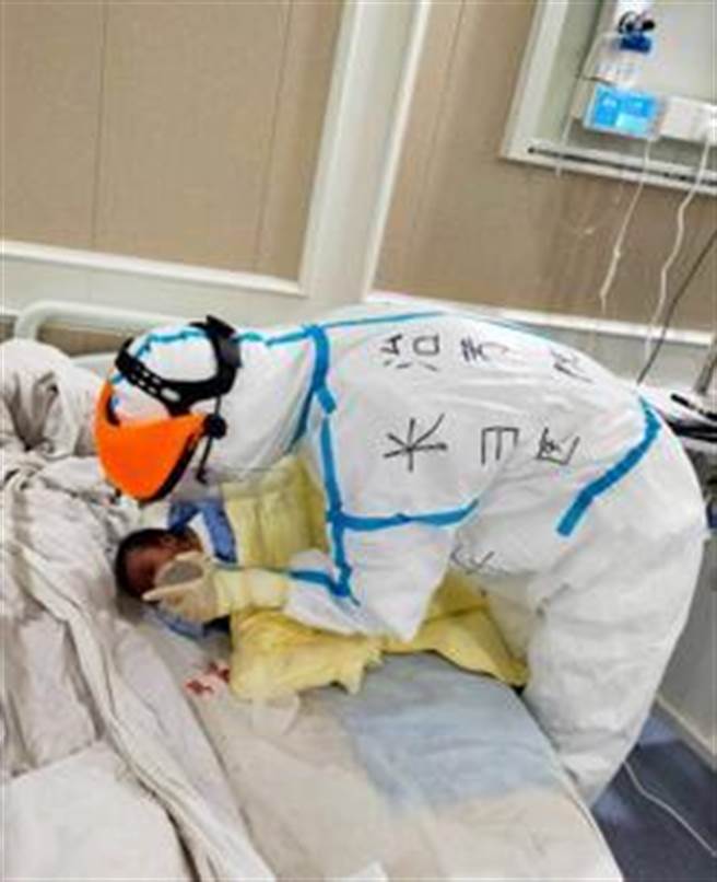 2月22日，在湖北省潛江市婦幼保健院，蘇卉給新冠肺炎的女兒點點餵奶。（照片取自新華網）