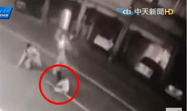 莽男挥刀袭警，波丽士开枪击中他命根子，得哇哇叫。（图取自中天新闻）