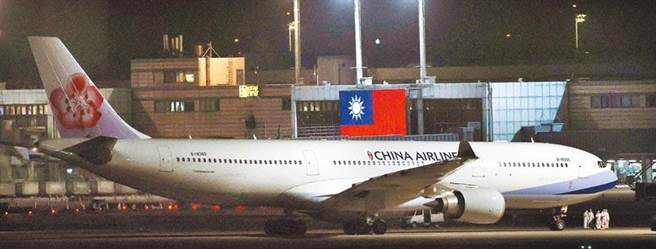 华航武汉包机有18台人拒检，教授怒骂，只要量一下小于37度就可回来，根本没道理拒检，就丢包在武汉！屌什么？（范扬光摄）