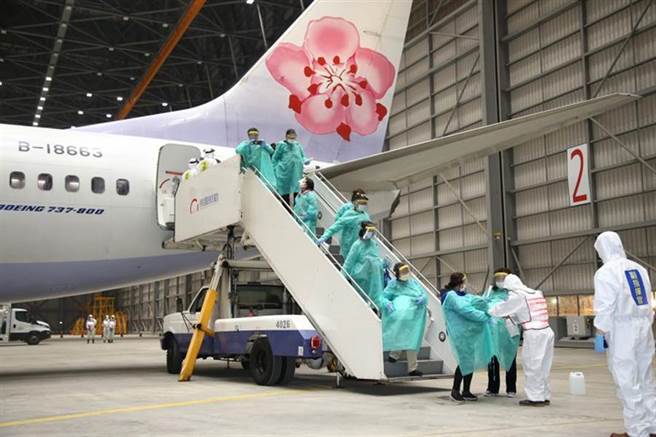 第二批武汉返台包机人数变少，关键3问题曝光。图为国防部派遣化学兵部队，于桃园机场执行防疫消毒作业。（军闻社）