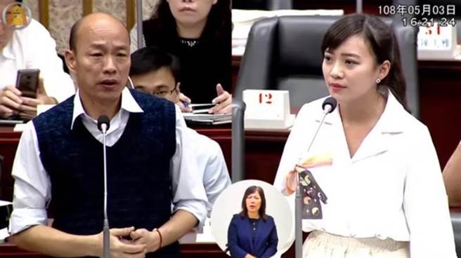 高雄市长 韩国瑜(左)、时代力量市议员 黄捷(右)。(图/翻摄自 高雄市议会频道影片)