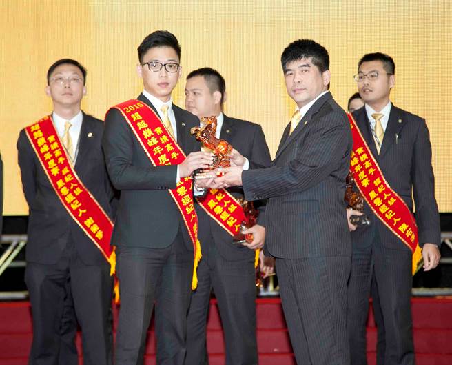 34岁的张育贤(中)，已经达成百万年薪、年年出国、买房的目标！