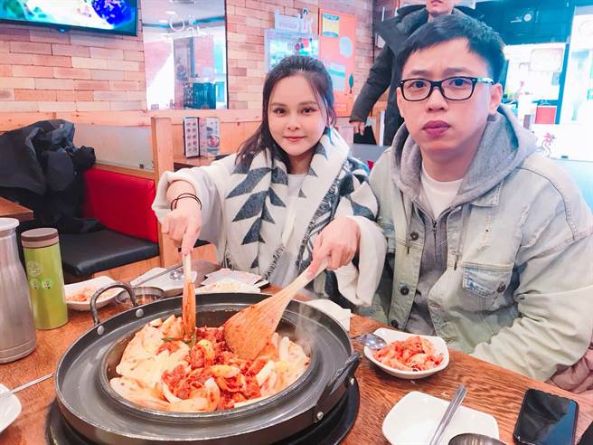 因为有「幸福成家基金」的帮忙，让张育贤在34岁时，除了已为自己与家人买房！每年还能存下旅游基金出国玩。图为张育贤与女友到韩国旅游的回忆。