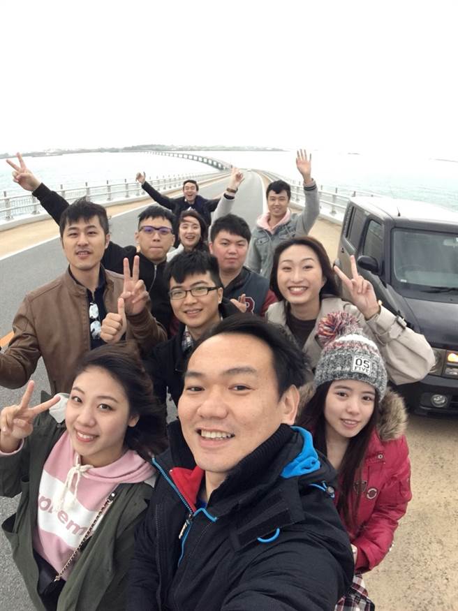 张育贤(第三排左1)表示：「我们长全店一起出游，不仅凝聚感情、培养默契，还可以让大家工作效率更好。」图为张育贤与同事搭丽星邮轮到宫古岛。