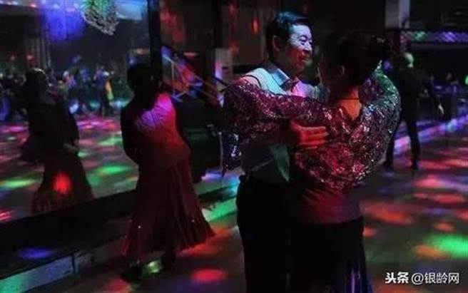 舞池内婆娑起舞，红牌邱姓舞女因财务惨遭男友杀害分尸， 迄今头颅没有找到，警局地下室传来无头女魂哭泣。（示意图/大陆网站）