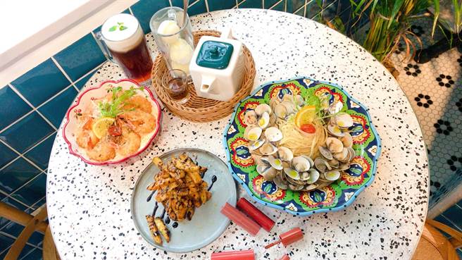 双人情人节套餐NT.999元，含清炒蒜香辣味爆炸蛤蜊麵、明太子奶油炸虾炖饭、红茶与牛奶恋爱了、红茶奶盖、墨西哥脆薯。（图／邱映慈摄影）
