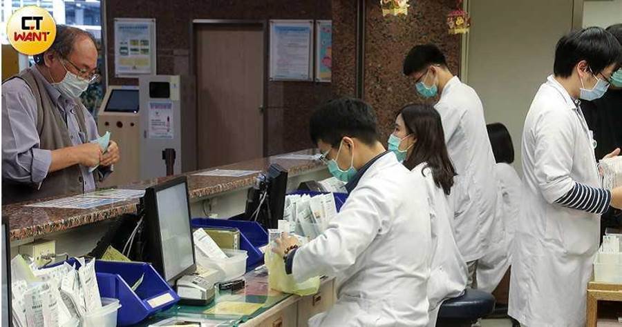 台灣陷入西藥缺貨恐慌，衝擊面對第一線患者的藥局。（圖／王永泰攝）