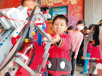 彰化二林興華國小學生 自製防疫機器人