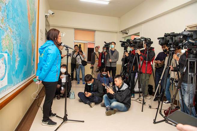 立法院今公布防疫期间媒体採访措施，增设8处定点採访区，设置麦克风架及音箱收音等设备，避免于定点採访区以外堵麦採访，降地群聚感染的风险。（立法院长办公室提供）