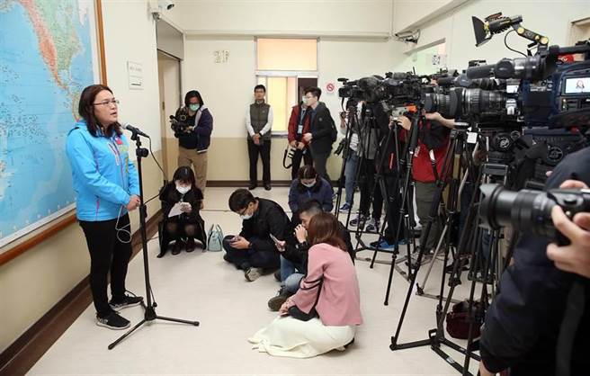 为防止媒体「堵麦」传染疫病，立法院12日在平日立委受访的大地图走道区架设单支麦克风，让立委与媒体记者间保持距离，不用再贴身採访。（姚志平摄）