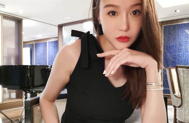 32歲香港女星唐紫睿擁有33D上圍、43吋大長腿惹火身材。（圖／FB@Hazel Tong  唐紫睿）