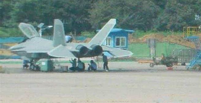 俗称歼-31的FC-31「鹘鹰」战机最近以新涂装亮相。（微博）