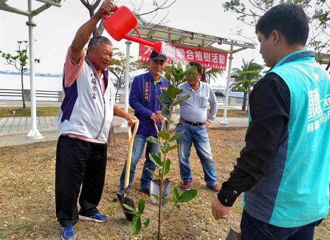 大鵬灣國家風景區管理處舉辦植樹節種樹活動，今年預計種植8200株樹木，進行區內綠化。（潘建志攝）