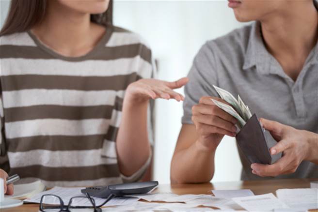 她传吃土照要钱 爸回传照片超狠！(示意图/达志影像)