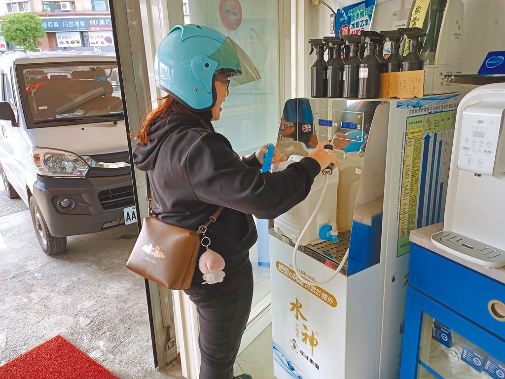 民眾搶著取用「水神」生產的微酸性電解次氯酸水，宜蘭羅東經銷點在2月份就送出了21噸的水。（胡健森攝）