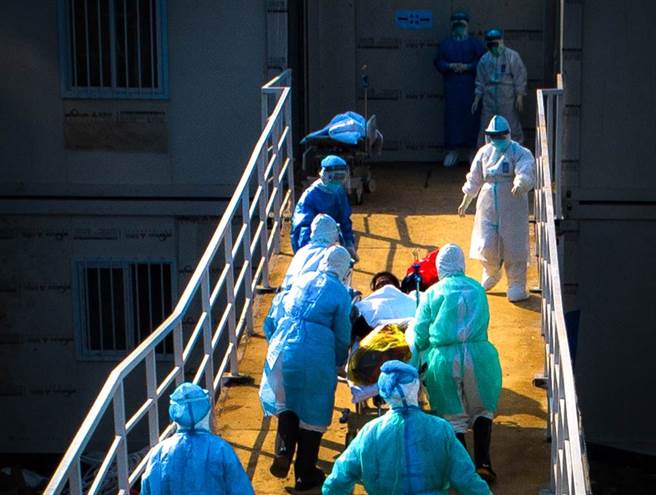 医护人员将患者送入武汉火神山新型冠状病毒感染肺炎专科医院。 （新华社）