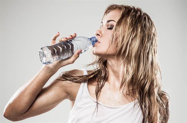 正妹胸口放水瓶 瞬间超巨视角全都露(示意图／达志影像)