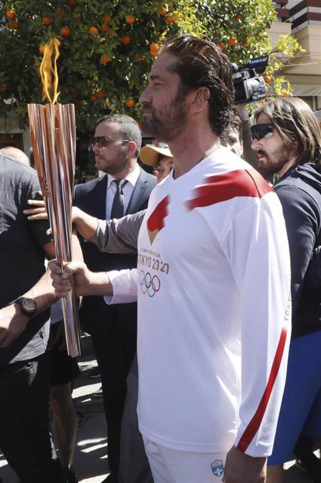 東京奧運會聖火12日在希臘古奧林匹亞點燃，《300壯士：斯巴達的逆襲》男星傑瑞德巴特勒（Gerard Butler）13日到希臘南部的斯巴達，當火炬手負責傳遞聖火。（美聯社）
