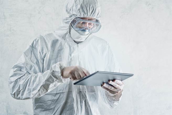 有心人士想趁新冠肺炎发「国难财」，甚至还将目标动到医疗人员头上，不过胸腔重症苏一峰医师却点出致命缺失，「你挑错国家了」。（图／Shutterstock）