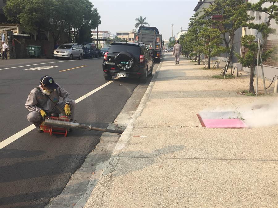 台南市環保局人員一早到工廠周邊執行戶外化學防治。(曹婷婷攝)